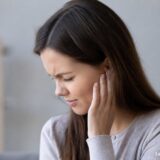 До чого горить ліве вухо: значення за днями тижня