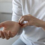 До чого свербить ліва рука: народні прикмети