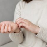 До чого свербить права рука: народні прикмети