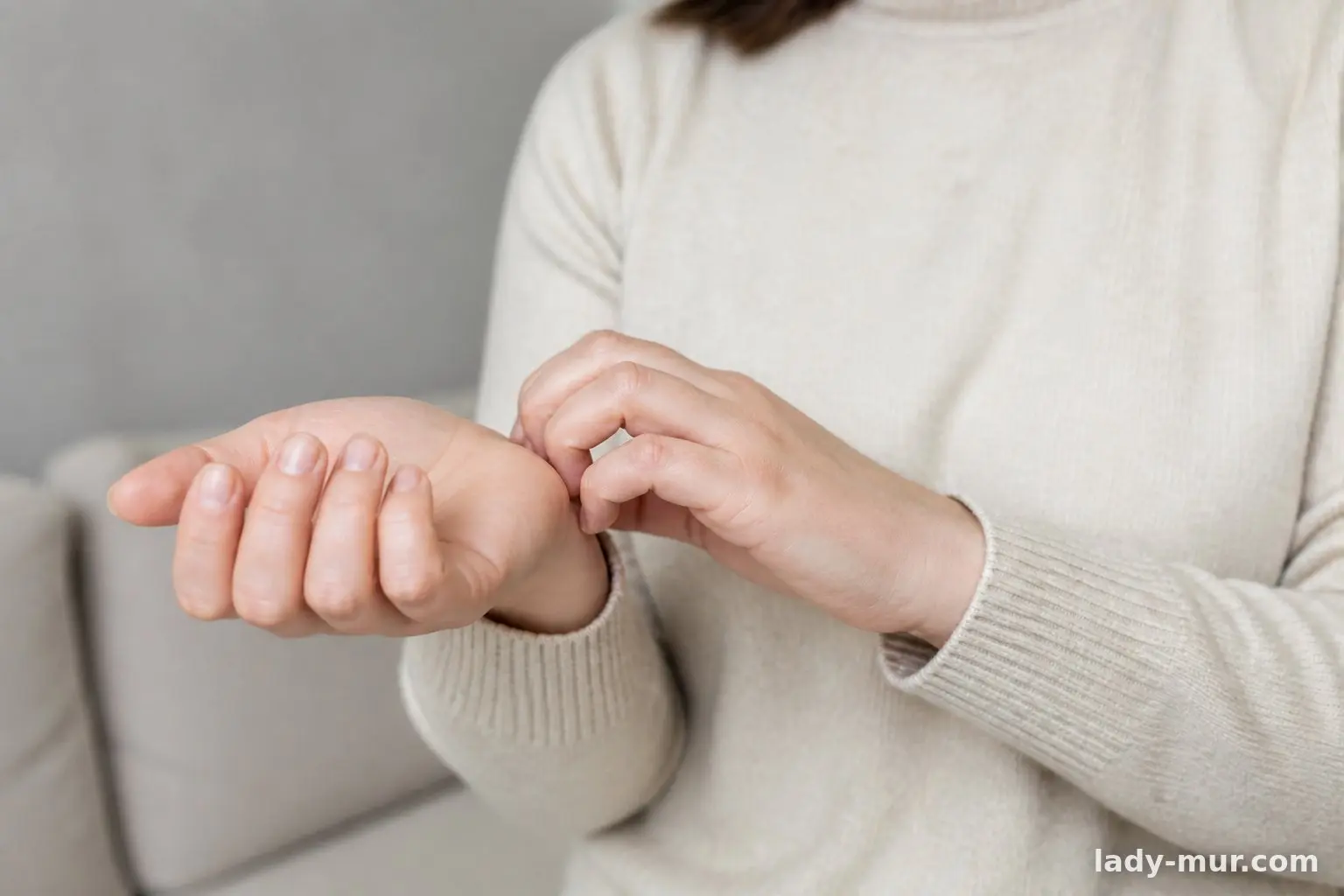 До чого свербить права рука: народні прикмети