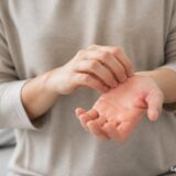 Що означає, коли свербить ліва долоня